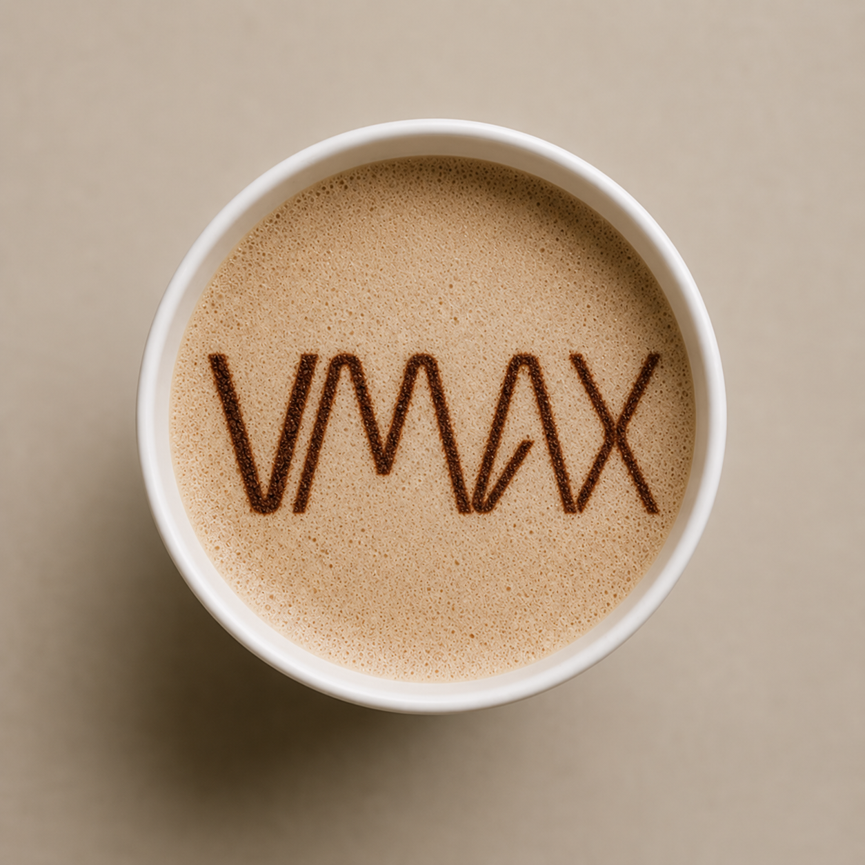 Coffee+ Becher mit Firmenlogo-Motiv im Milchschaum