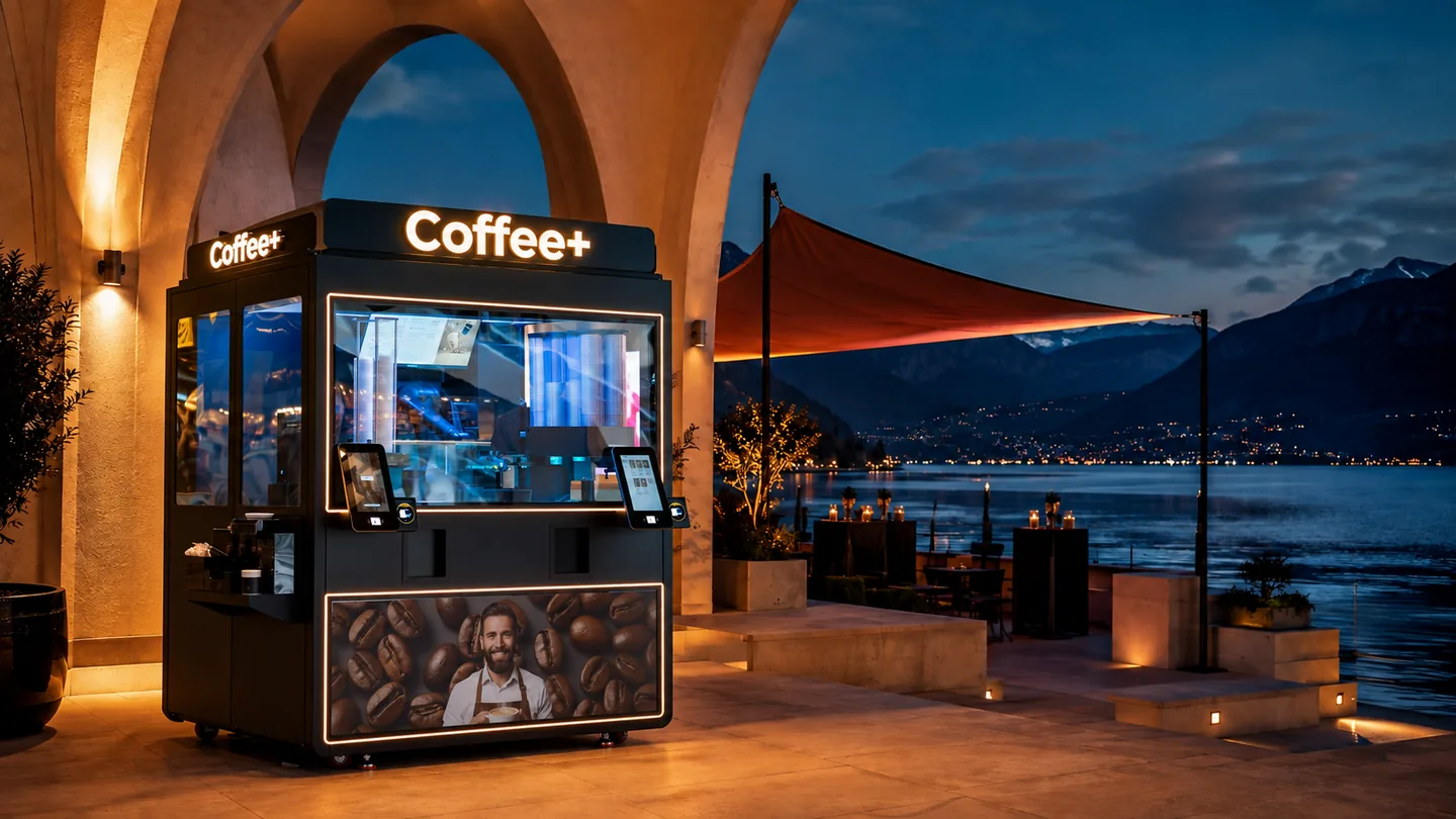 Einsatzvisualisierung: der Coffee+ Kiosk unter beleuchteten Bögen bei einem Abendanlass am See.