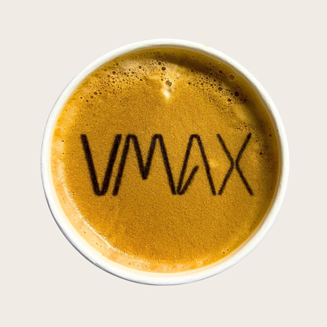 Originalfoto des VMAX-Logos als Druck auf einem Coffee+ Getränk.